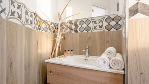A bathroom with a wooden vanity, a sink, and a mirror. - Gabbiano 2 - Sea Loft  (Bari)
