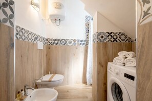 Douche, bidet, serviettes fournies, shampoing
