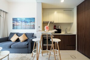Deluxe Apartment, City View | Living area