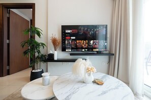 Apartemen Deluks, pemandangan kota | Area keluarga | Smart TV 120-cm dengan saluran TV digital