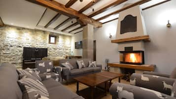 Televisión y chimenea