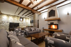 Télévision, cheminée