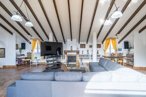 TV, fireplace
