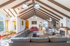 TV, fireplace - Cubo's Villa Bresell Golf & Family Fun / paddle tennis court / games room / free Wi-Fi (Alhaurín el Grande)