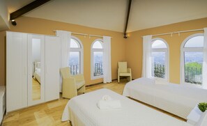 5 bedrooms, iron/ironing board, free WiFi, bed sheets