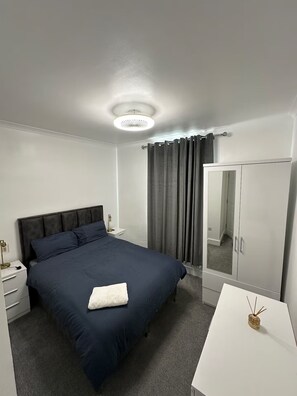 5 bedrooms, iron/ironing board, WiFi, bed sheets