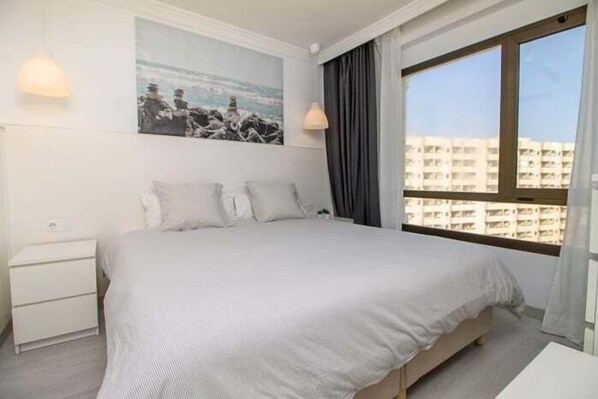 2 bedrooms, iron/ironing board, internet, bed sheets