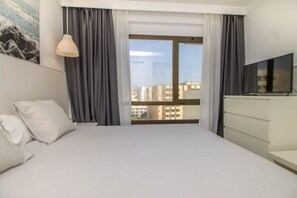 2 bedrooms, iron/ironing board, internet, bed sheets