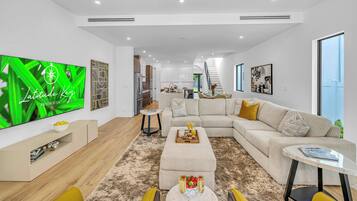 Smart-TV, Tischtennisplatte, BĂŒcher, Arbeitsbereiche