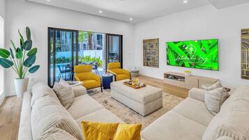 Smart-TV, Tischtennisplatte, BĂŒcher, Arbeitsbereiche