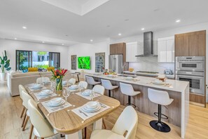 Fridge, microwave, oven, stovetop - Townhouse / Heated Pool / Centrally Located / Malibu Key (Fort Lauderdale)