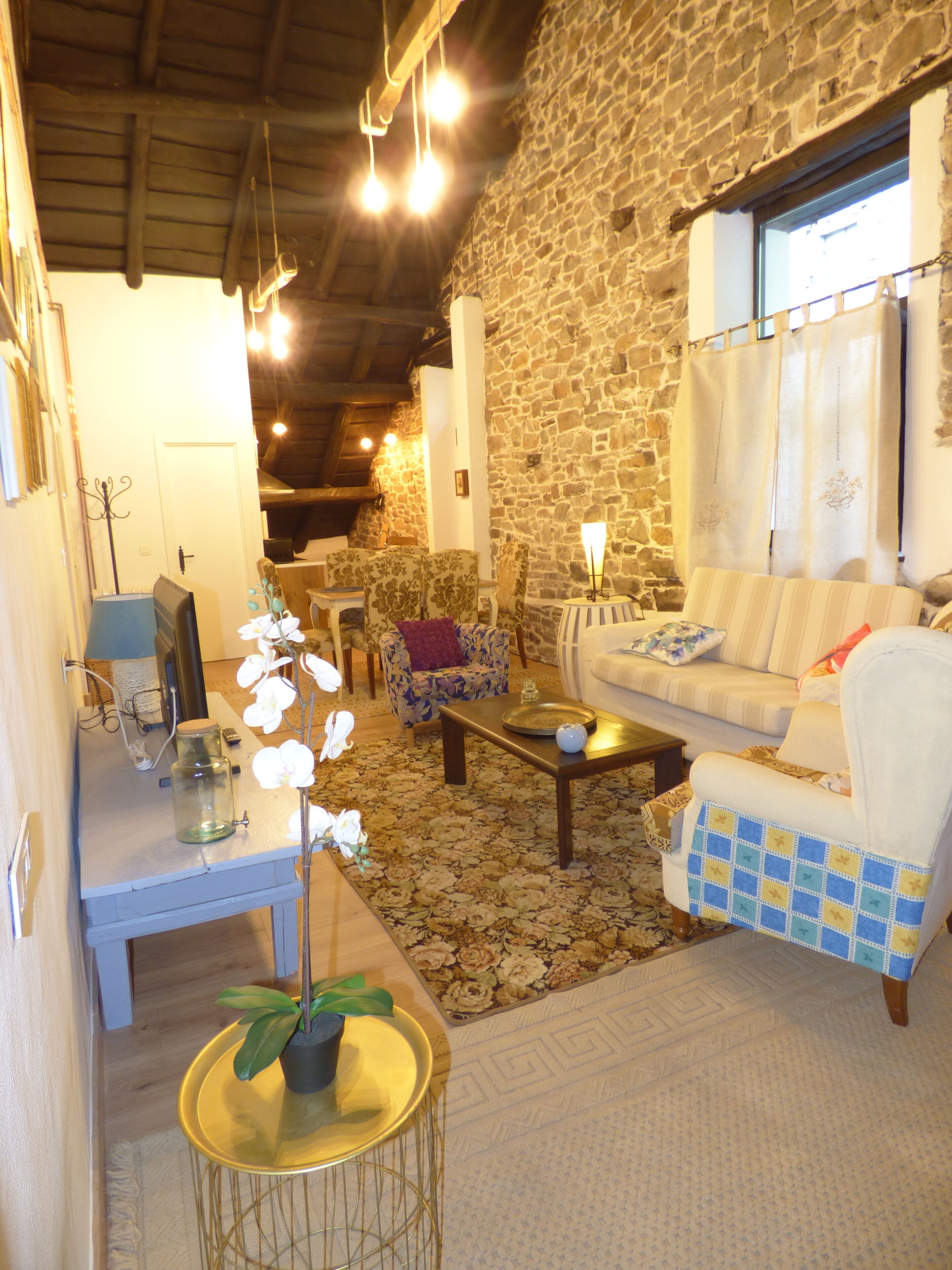 スマートテレビ、暖炉、書庫