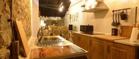 Refrigerador, microondas, parrilla de estufa y cafetera y tetera