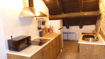 Een magnetron, een kookplaat