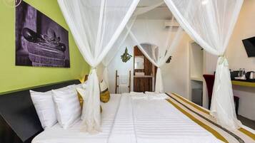 Habitación cuádruple Deluxe, vista a la alberca | Escritorio