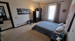 4 bedrooms, iron/ironing board, WiFi, bed sheets