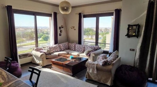 4-bedroom apartment in charming Beverly Hills with pool