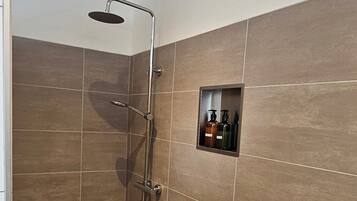 Haartrockner, Handtücher, Seife, Toilettenpapier
