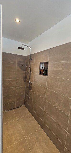 Haartrockner, Handtücher, Seife, Toilettenpapier