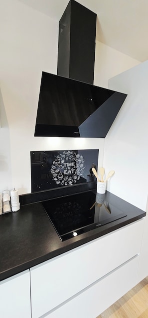 Een magnetron, een oven, een kookplaat, een vaatwasser
