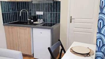 Refrigerador, microondas y utensilios de cocina