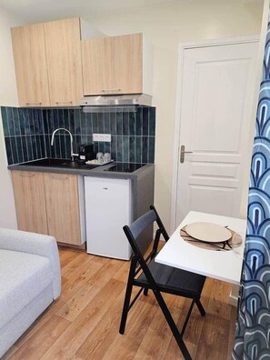 Fridge, microwave, cookware/dishes/utensils