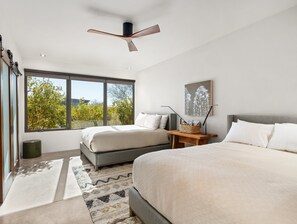 5 Schlafzimmer, Schreibtisch, Bügeleisen/Bügelbrett, Reisekinderbett