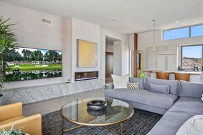 Smart TV, chimenea y oficina 