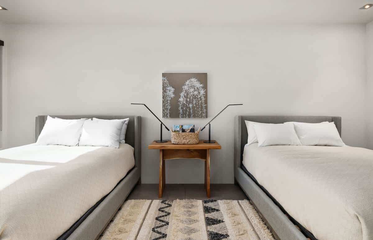 5 slaapkamers, een bureau, een strijkplank/strijkijzer, reisbedje