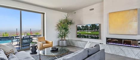 Smart-TV, Kamin, Arbeitsbereiche