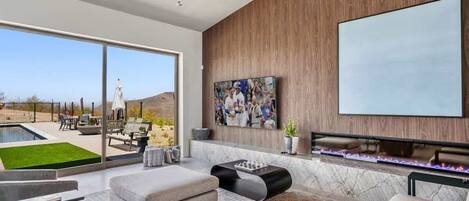 Smart-TV, Kamin, Arbeitsbereiche