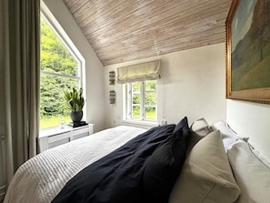 Iron/ironing board, travel crib, free WiFi, bed sheets