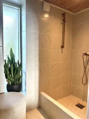 Shower, hair dryer, bathrobes, towels - Thatched country escape close to Aarhus (Lystrup)