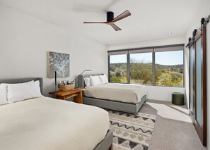 5 Schlafzimmer, Schreibtisch, Bügeleisen/Bügelbrett, Reisekinderbett