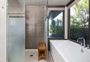 Dusche, Haartrockner, Handtücher, Shampoo
