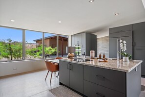 Réfrigérateur, four à micro-ondes, un four, surface de cuisson