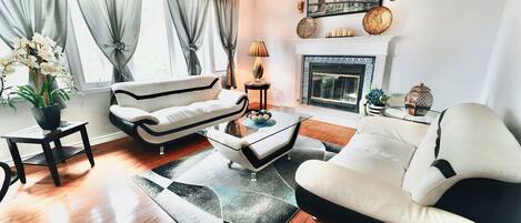 Smart-TV, Tischtennisplatte, Bücher