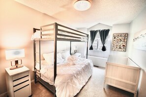 6 bedrooms, desk, iron/ironing board, free WiFi