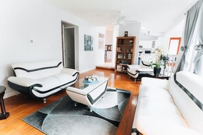 Smart-TV, Tischtennisplatte, Bücher