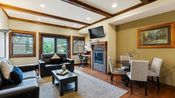 TV connectée, cheminée, espaces bureaux