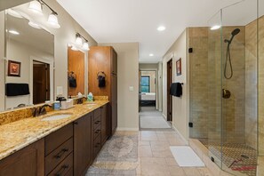 Douche, sèche-cheveux, serviettes fournies