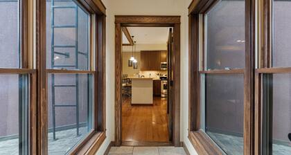 Downtown Location, Luxury Condo, Couples Retreat!