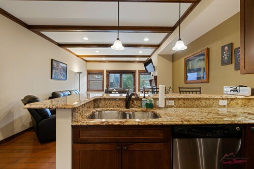 Downtown Location, Luxury Condo, Couples Retreat!