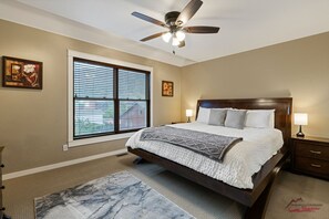 1 chambre, bureau, fer et planche à repasser, lit parapluie