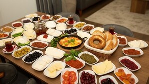 Una mesa con diversos alimentos y condimentos.