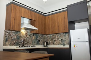 Refrigerador, parrilla de estufa y plancha de cocina 