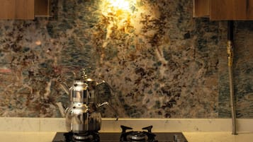 Deluxe Suite, Mountain View | Private kitchen | Fridge, stovetop, griddle, cookware/dishes/utensils