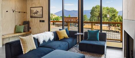 Smart TV, fireplace