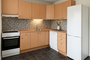 Kjøleskap, mikrobølgeovn, ovn og kokeplater