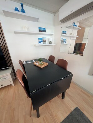Dining - Warm an Cozy apartment in Tromsø, In the city but next door to nature! (Troms)